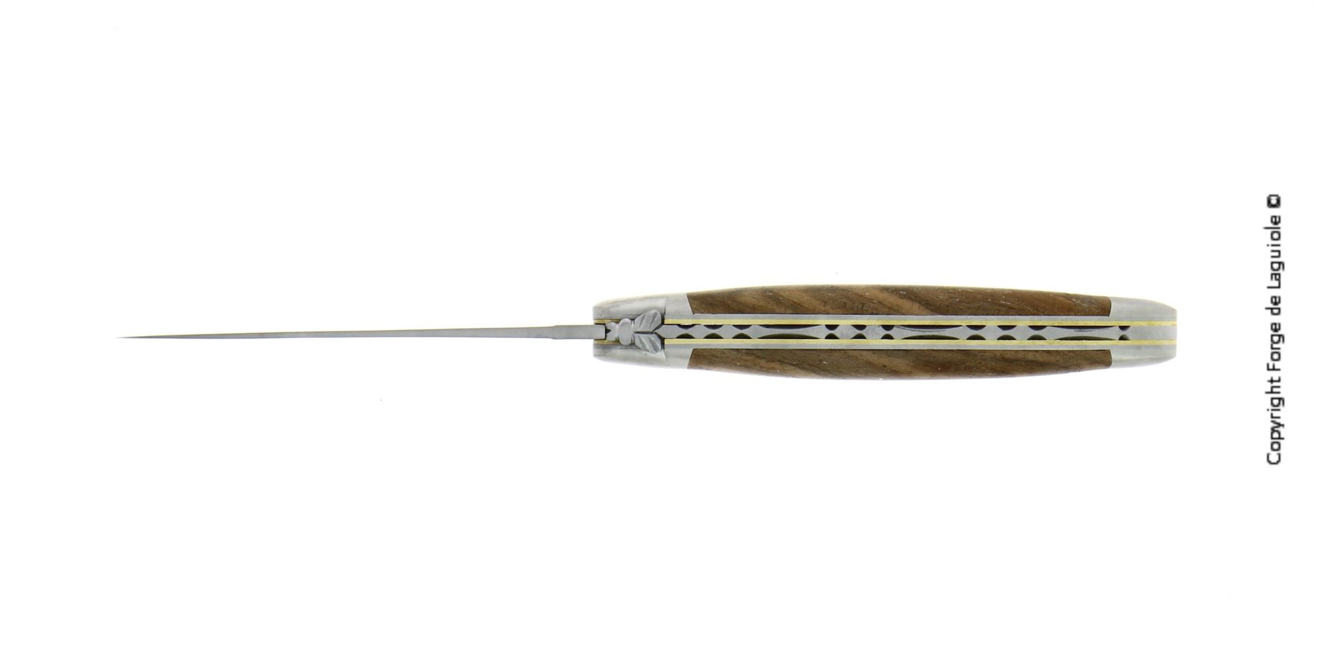 Detailaufnahme eines Laguiole Taschenmessers von oben mit feiner Verzierung und Holzgriff, deutliche Biene als Zierde