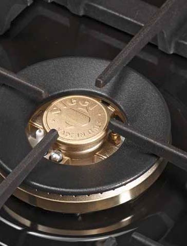 Detailaufnahme eines Gasherd-Brenners mit massiver Gusseisenauflage und Messingbrenner, ideal für professionelle Küchen