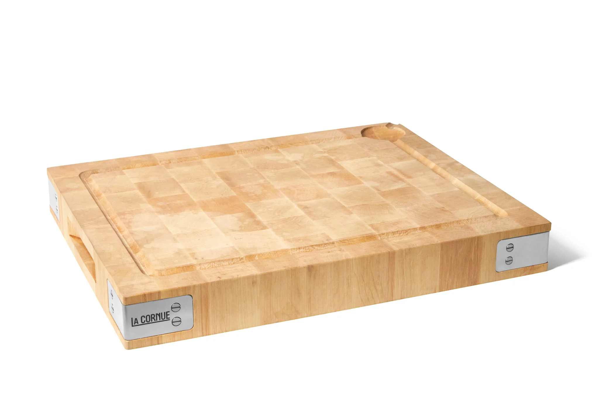 Massives, rechteckiges Schneidebrett von La Cornue aus hellem Holz mit Saftrille und Metall-Applikationen, ideal zum Schneiden und Zubereiten von Lebensmitteln