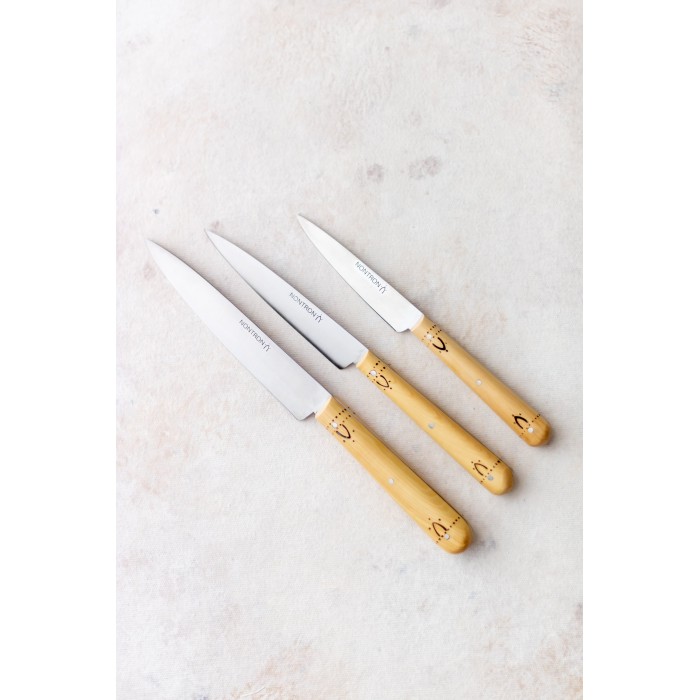 Drei Küchenmesser mit Holzgriff von Laguiole, nebeneinander auf heller Oberfläche, ideal für präzises Schneiden in der Küche