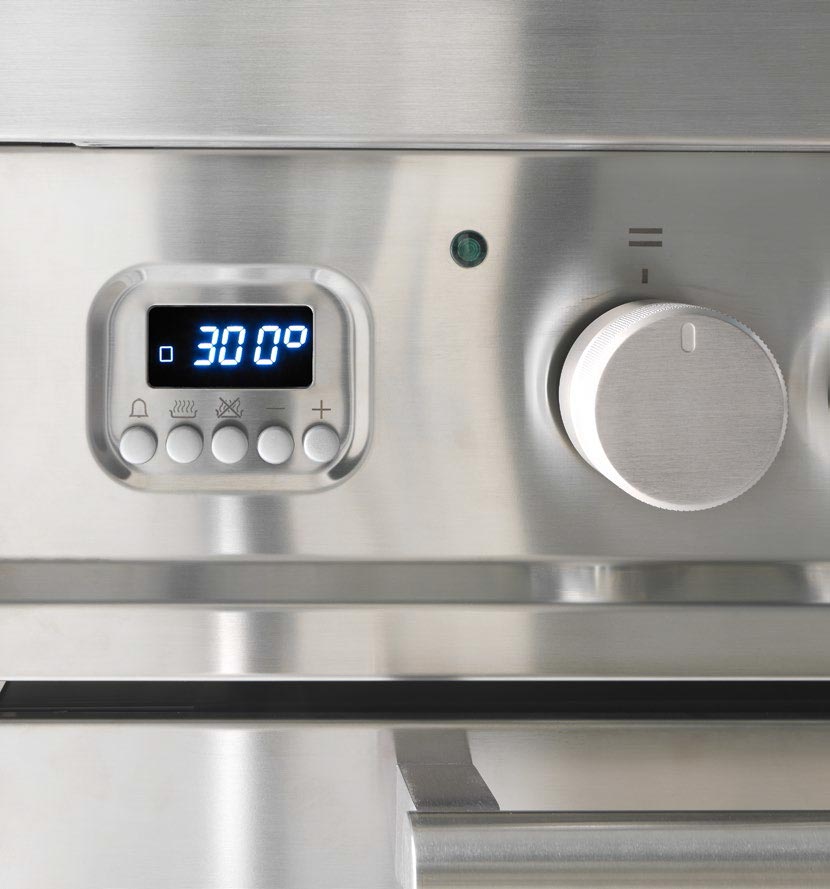 Nahaufnahme eines digitalen Backofendisplays aus Edelstahl mit Temperaturanzeige auf 300 Grad und Bedienknöpfen