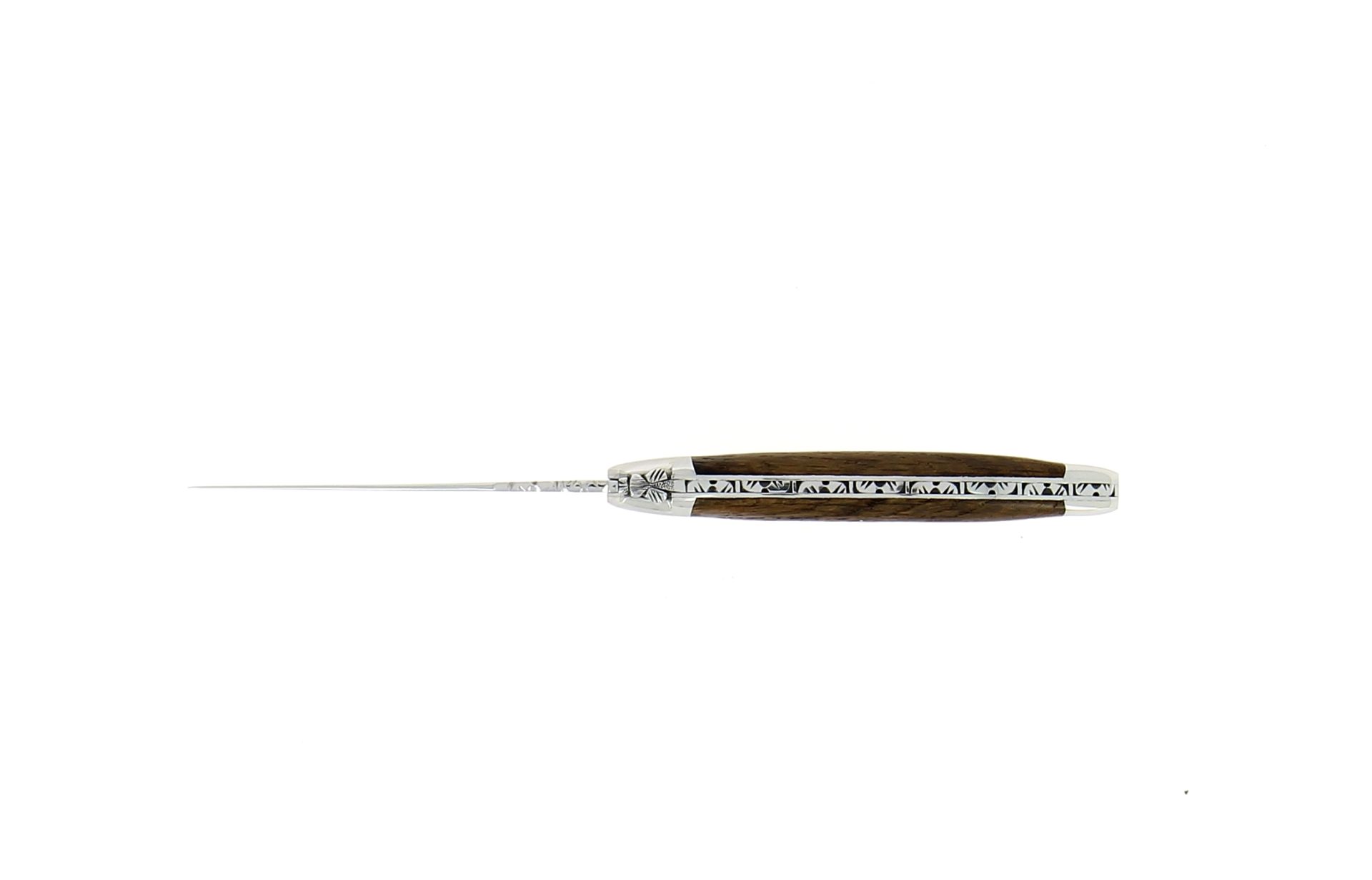 Detaillierte Seitenansicht eines Taschenmessers mit kunstvoll graviertem Edelstahl und Griff aus Holz