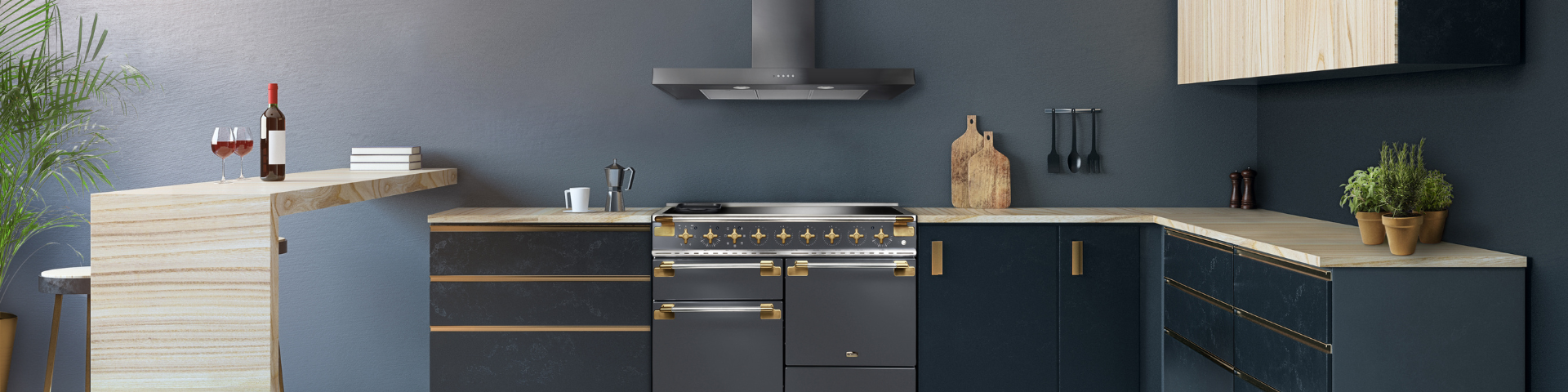 Elegante, moderne Küche mit dunklen Schränken, Holzarbeitsplatte, Kochinsel, Induktionsherd, Dunstabzugshaube, Küchenutensilien und Dekorationen wie Gewürzpflanzen, Schneidebrettern sowie zwei Gläsern Wein auf der Theke