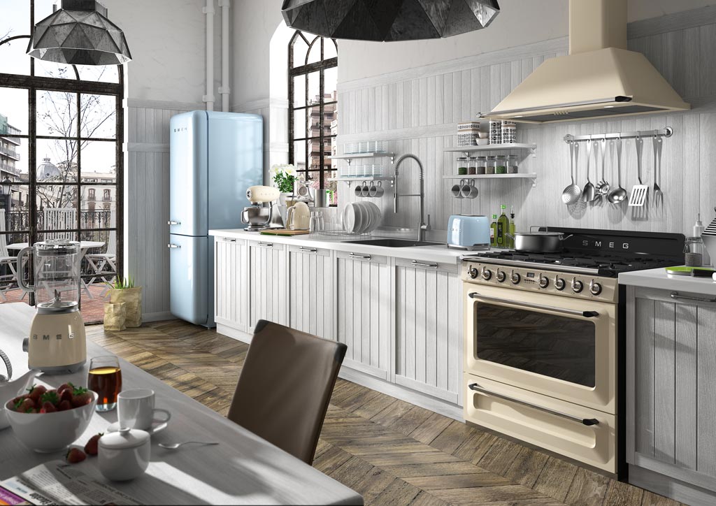 Helle Küche im Landhausstil, ausgestattet mit Smeg Retro-Kühlschrank und -Backofen, Küchenmaschine, Toaster, Küchenutensilien an der Wand und Ausblick auf eine Terrasse durch große Fenster