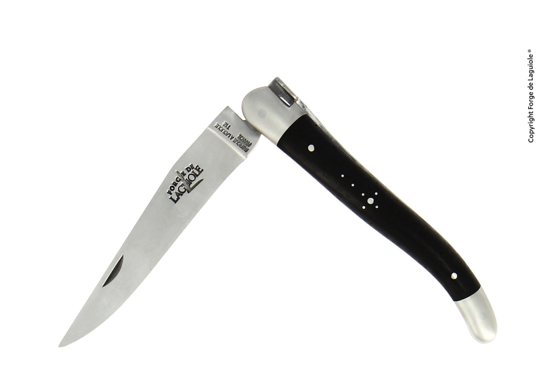 Aufgeklapptes Laguiole Taschenmesser mit schwarzem Griff und glänzender Edelstahlklinge, traditionelles Design von Forge de Laguiole
