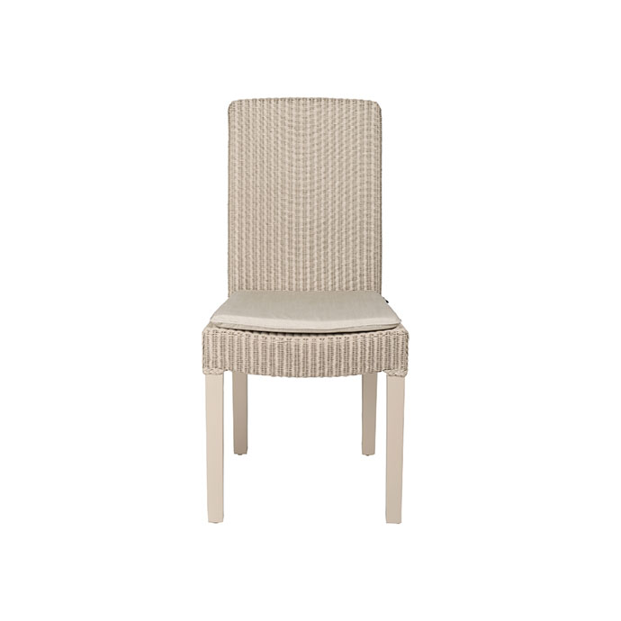 Vorderansicht eines modernen Stuhls mit Rattan-Geflecht und beigem Sitzkissen, geeignet für Innen- und Außenbereiche