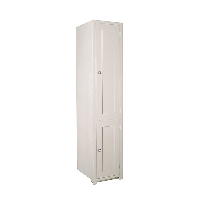 Weißer, schmaler Hochschrank mit zwei Türen, ideal zur Aufbewahrung im Badezimmer oder Flur