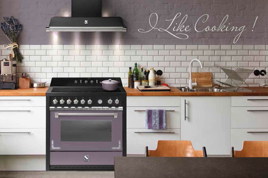 Helle, moderne Küchenzeile mit großem Herd, Dunstabzugshaube, Holzarbeitsplatte und dekorativen Elementen. An der Wand steht 'I Like Cooking!' in Schreibschrift.