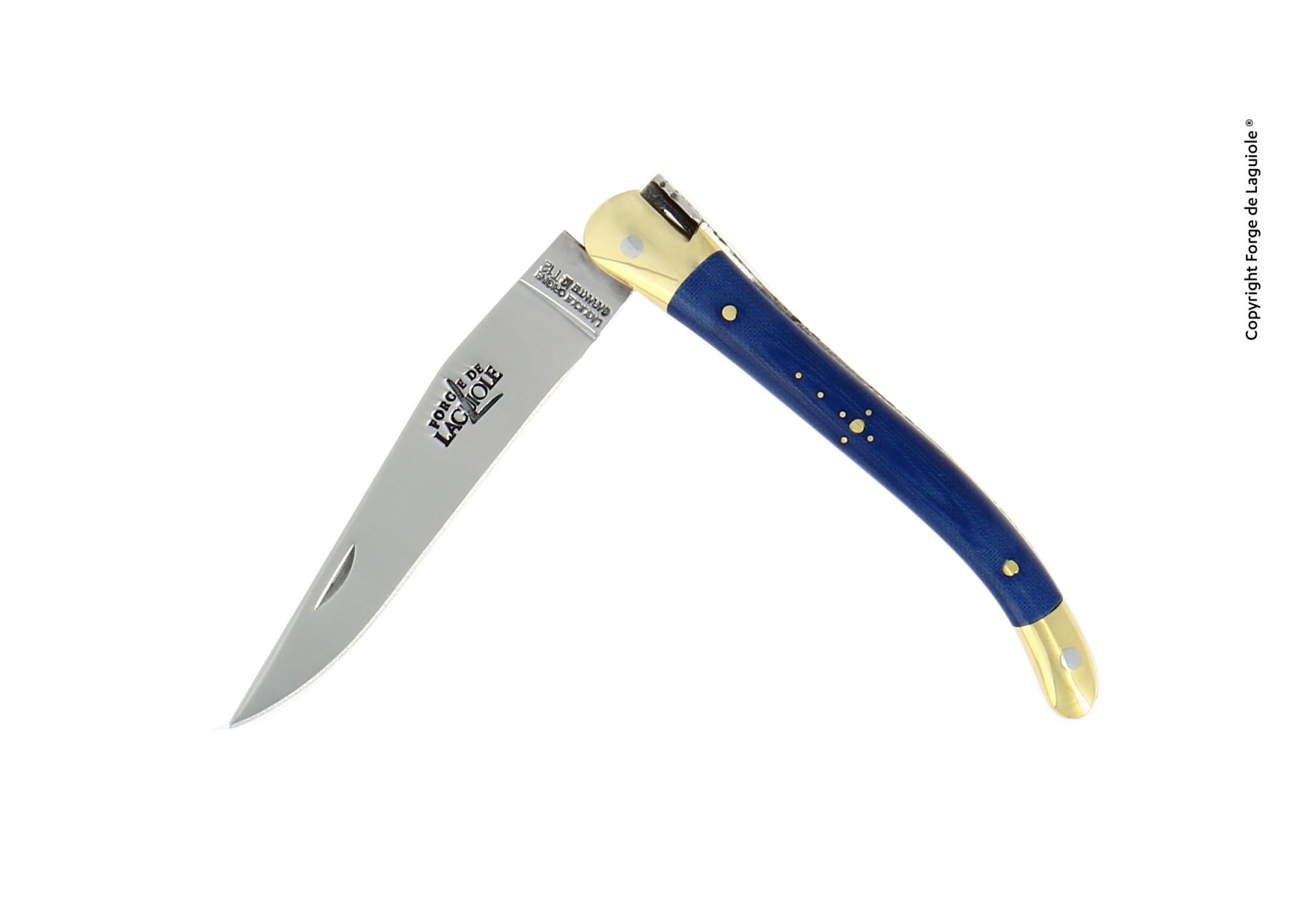 Auf dem Bild ist ein hochwertiges Laguiole Taschenmesser mit einem blauen Griff und goldfarbenen Messingbeschlägen zu sehen, gefertigt von Forge de Laguiole.