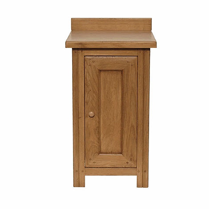 Ein schmaler, brauner Schrank aus massivem Holz mit einer Tür und kleinem runden Griff, geeignet als Kommode oder Nachttisch