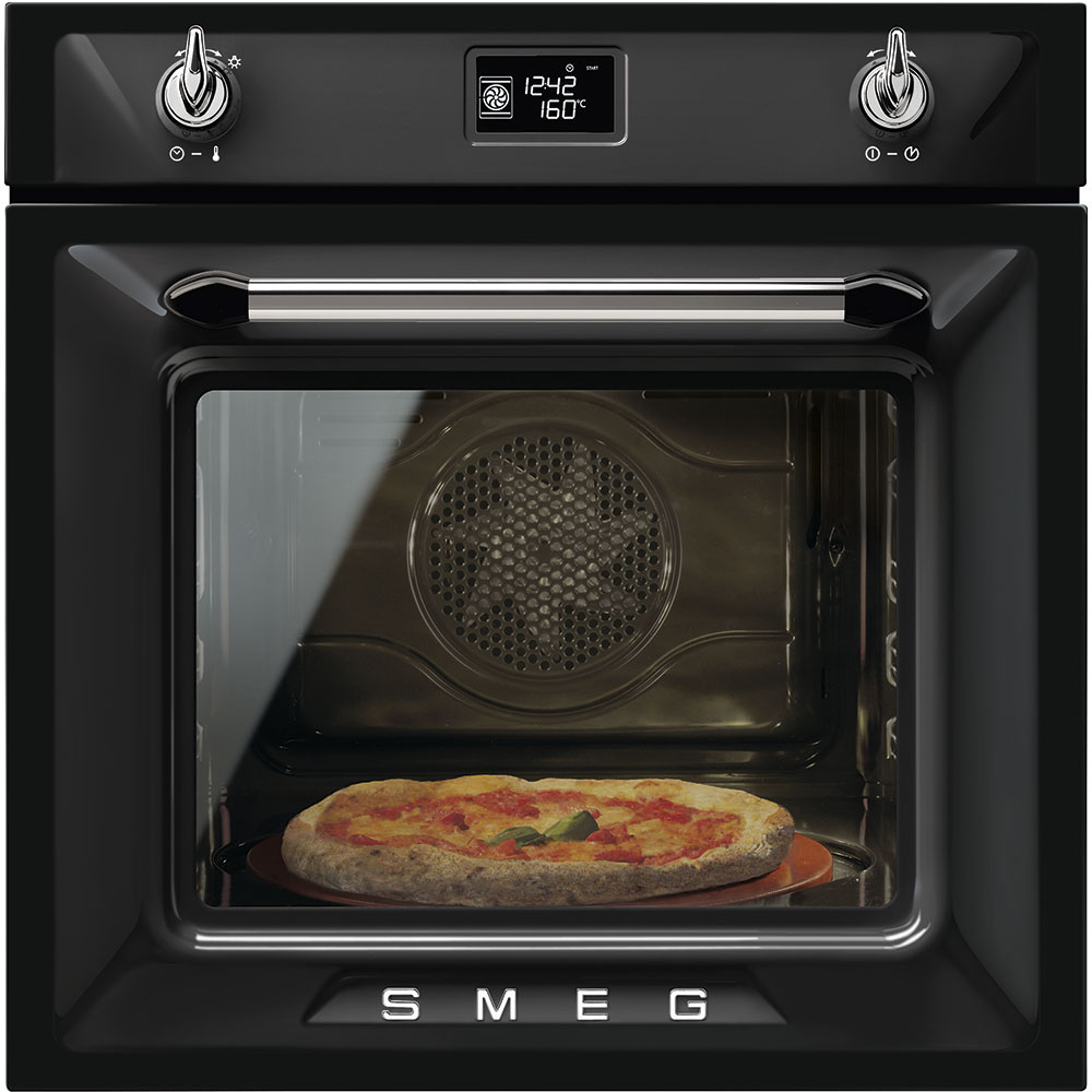 Schwarzer Smeg Backofen mit digitaler Anzeige, in dem eine Pizza auf einem Pizzastein gebacken wird