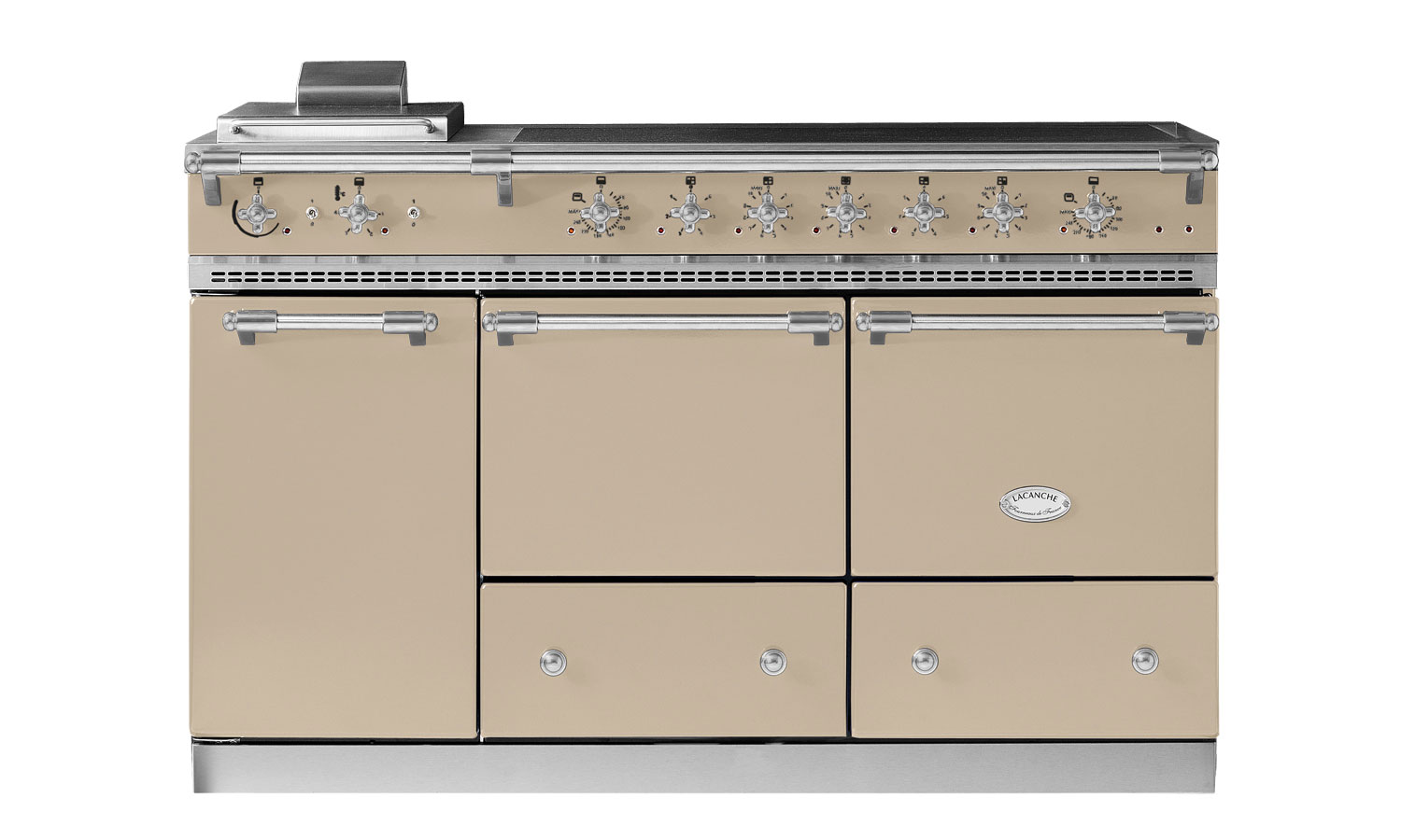 Beiger Lacanche Standherd mit mehreren Backofentüren, Bedienknöpfen und Edelstahlelementen, ideal für die moderne Küche