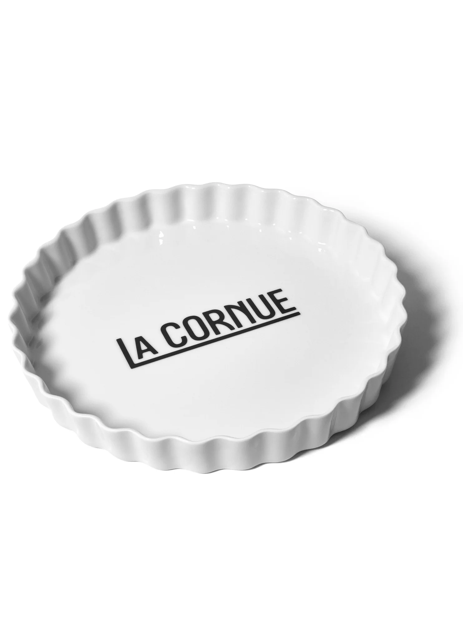 Weiße Tarteform aus Keramik mit gewelltem Rand und La Cornue Aufschrift in Schwarz