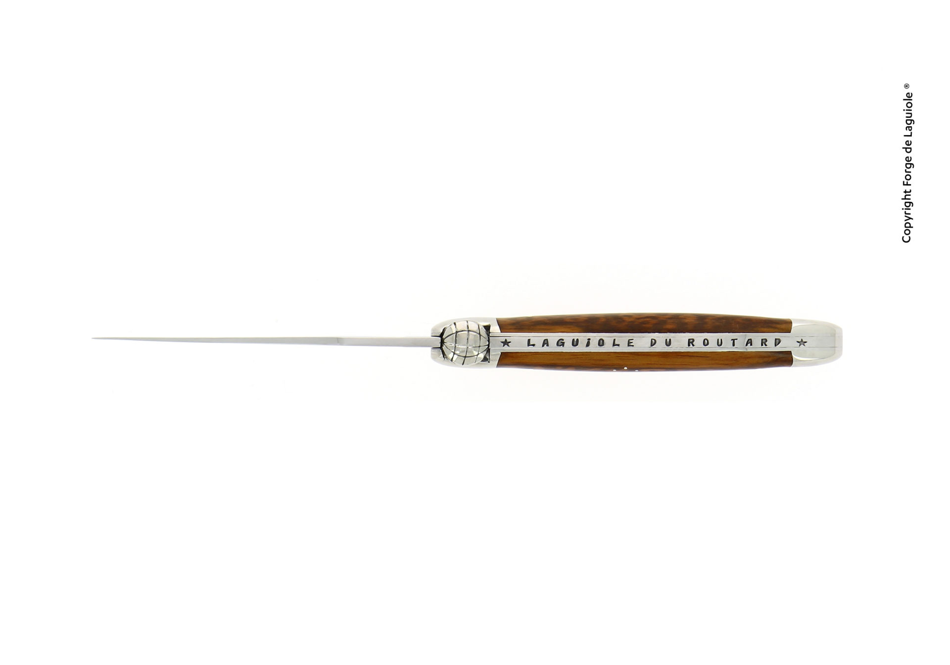 Seitliche Ansicht eines Laguiole du Routard Taschenmessers mit Holzgriff und feiner Klinge