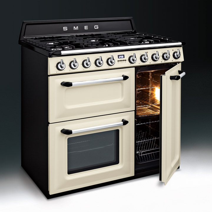 SMEG Standherd in Creme mit mehreren Backöfen und Gas-Kochfeld im Retro-Stil, rechter Backofen geöffnet