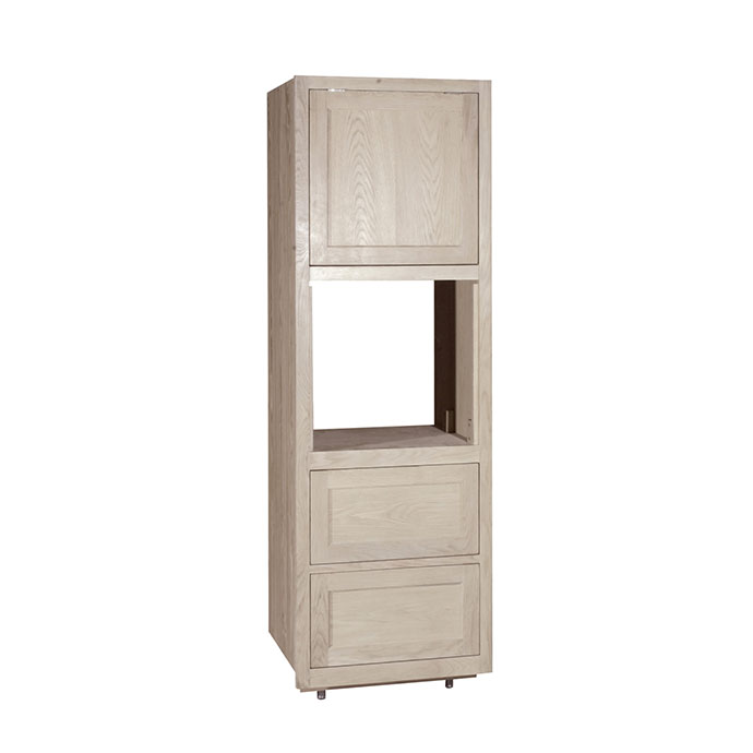 Hochschrank aus hellem Holz mit zwei Schubladen, einem geschlossenen Fach und einem offenen Mittelteil