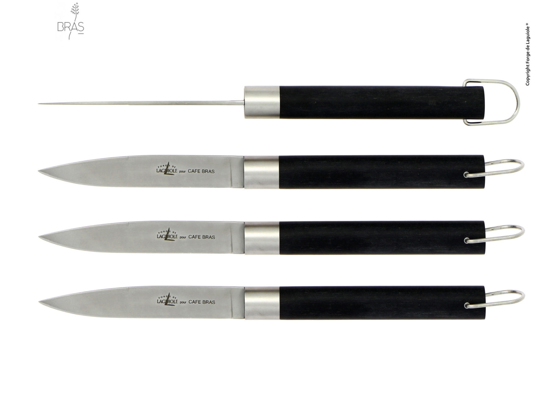 Vier hochwertige Küchenmesser von Laguiole für Café Bras, mit dunklen Griffen und Edelstahlklingen, nebeneinander liegend.