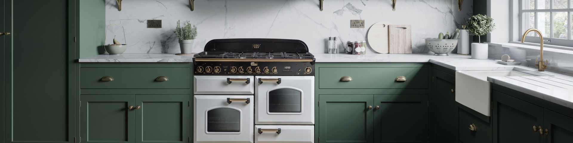 Elegante Küche im Landhausstil mit grünen Schränken, weißem Gasherd, Marmorarbeitsplatte und goldenen Akzenten