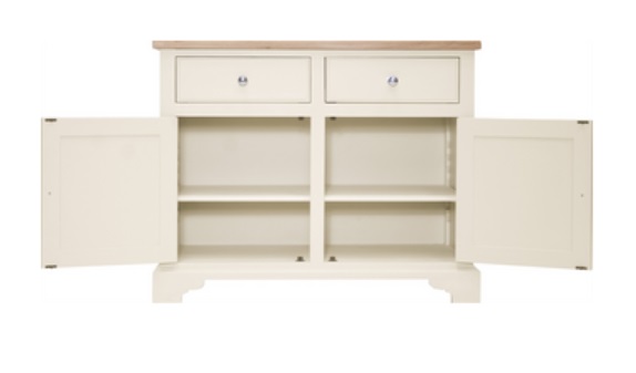 Cremfarbenes Sideboard mit zwei Schubladen und zwei offenen Türen, Innenfächer sichtbar