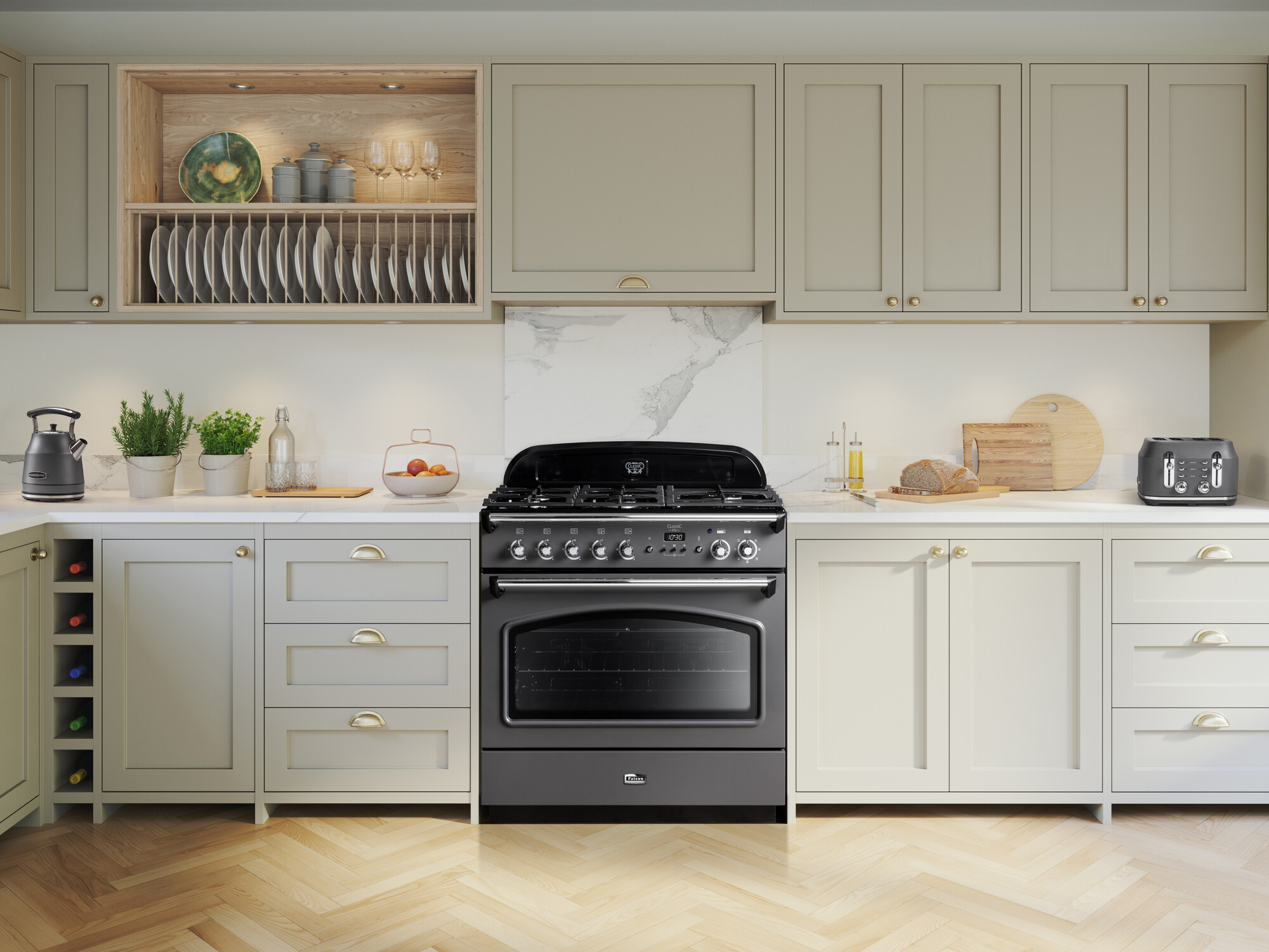 Helle Einbauküche mit schwarzem Gasherd, weißen Schränken, Toaster, Wasserkocher, Kräutertöpfen und Weingläserset auf dem Geschirrboard