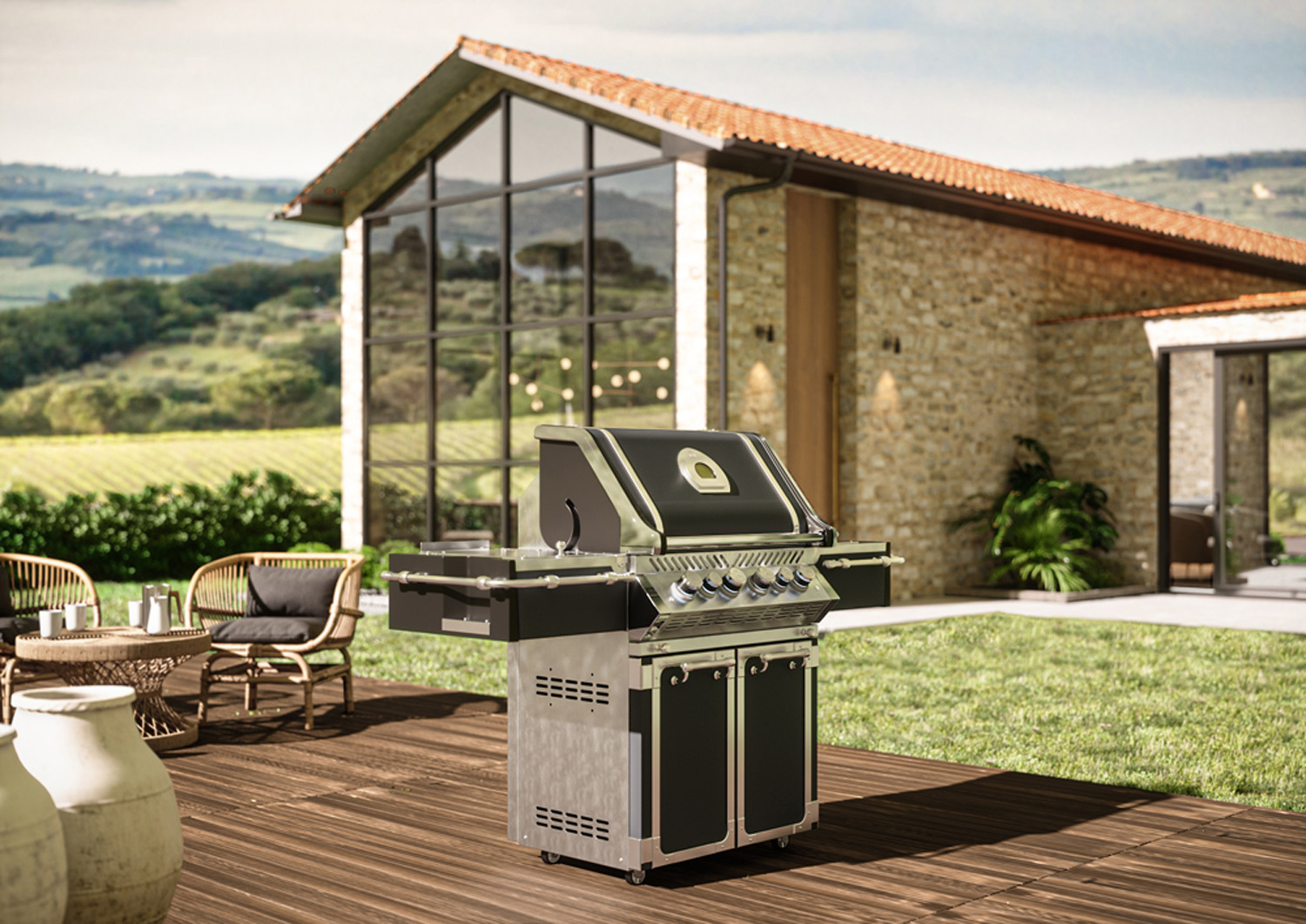 Gasgrill aus Edelstahl mit mehreren Brennern auf einer Terrasse, im Hintergrund ein modernes Landhaus mit großen Glasfenstern und grüner Landschaft