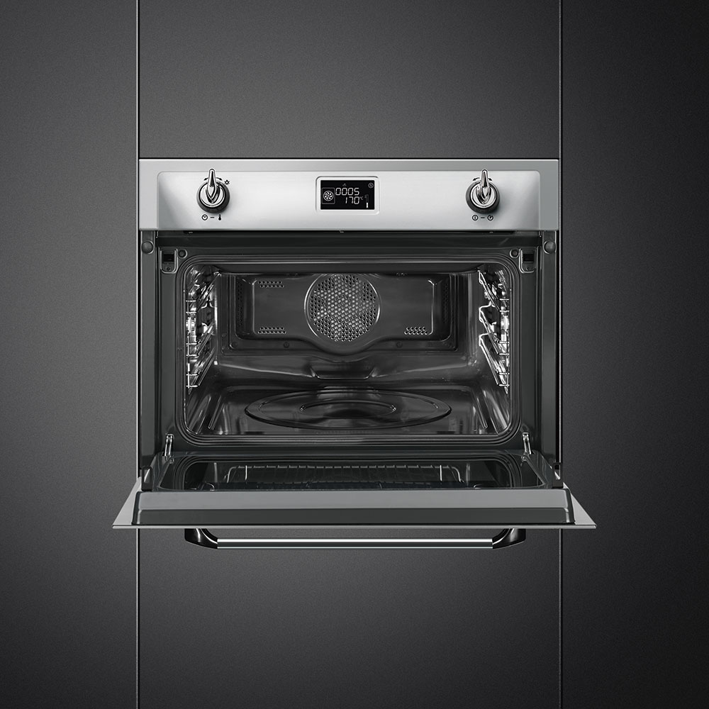 Moderner Einbau-Backofen mit geöffneter Tür, Edelstahlfront und digitalem Display
