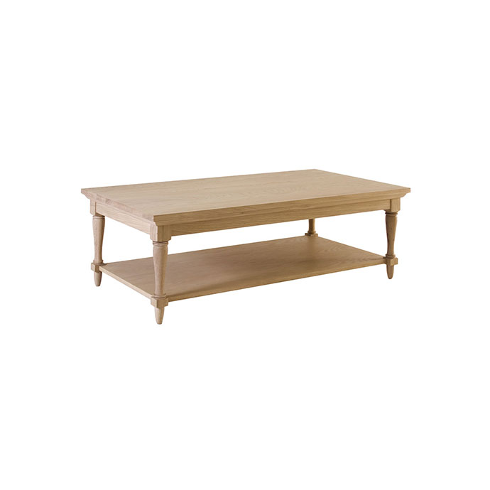 Heller Holztisch mit rechteckiger Form und zweiter Ablagefläche, geeignet als Couchtisch im Wohnzimmer