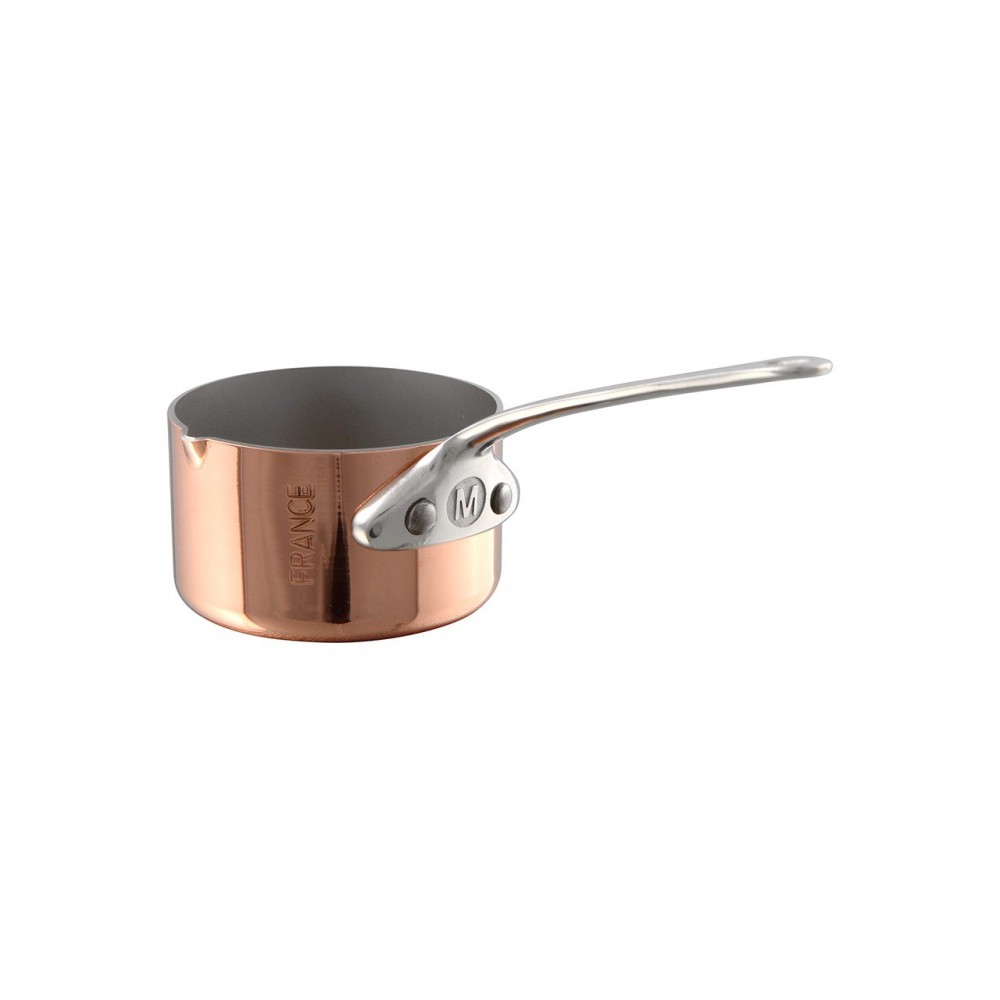 Kleiner Kupfertopf mit silbernem Metallgriff, ideal für präzises Kochen und stilvolle Präsentation in der Küche