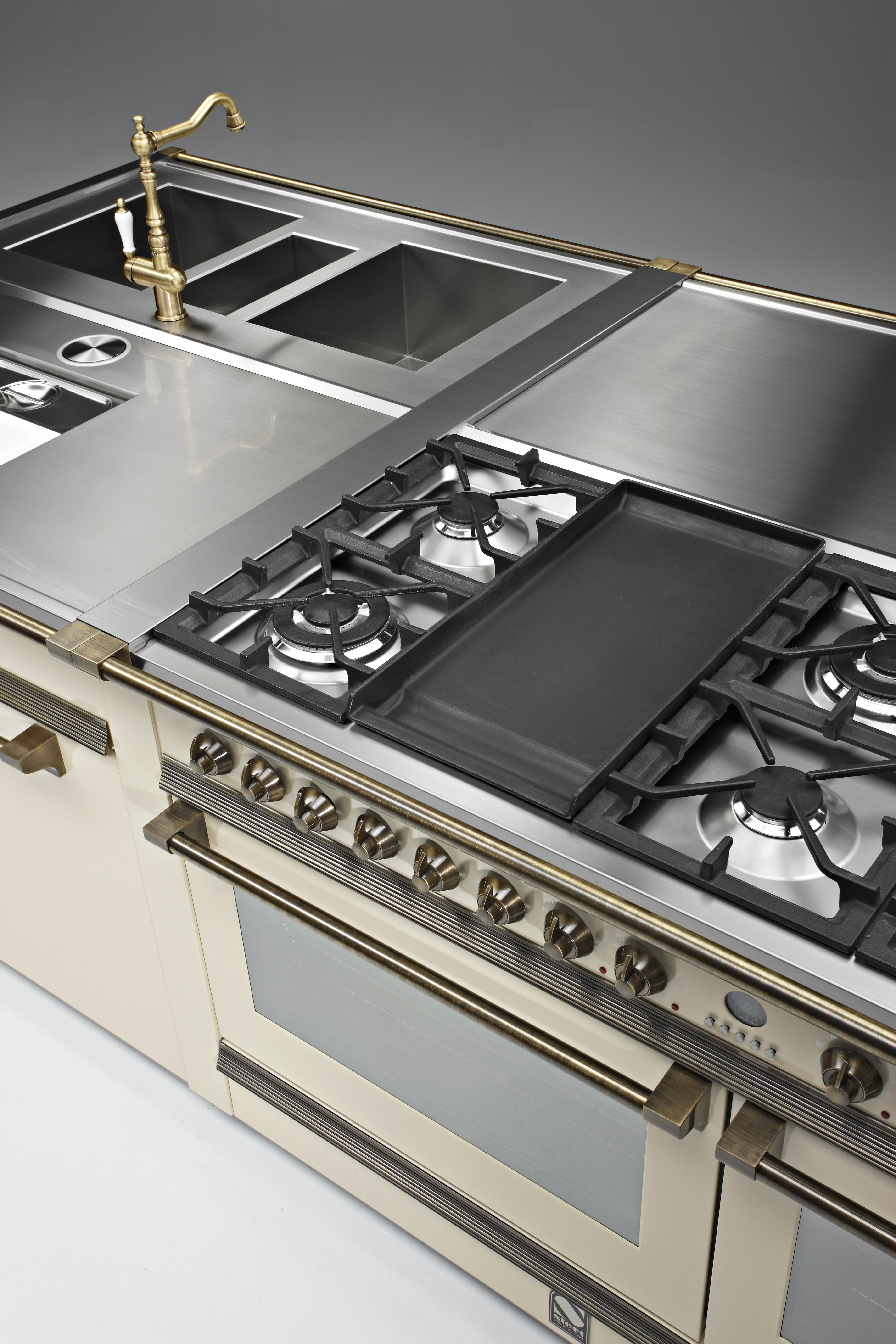Hochwertige Küchenzeile mit Gasherd, Backofen, Edelstahlspüle und eleganter Messingarmatur in modernem Design