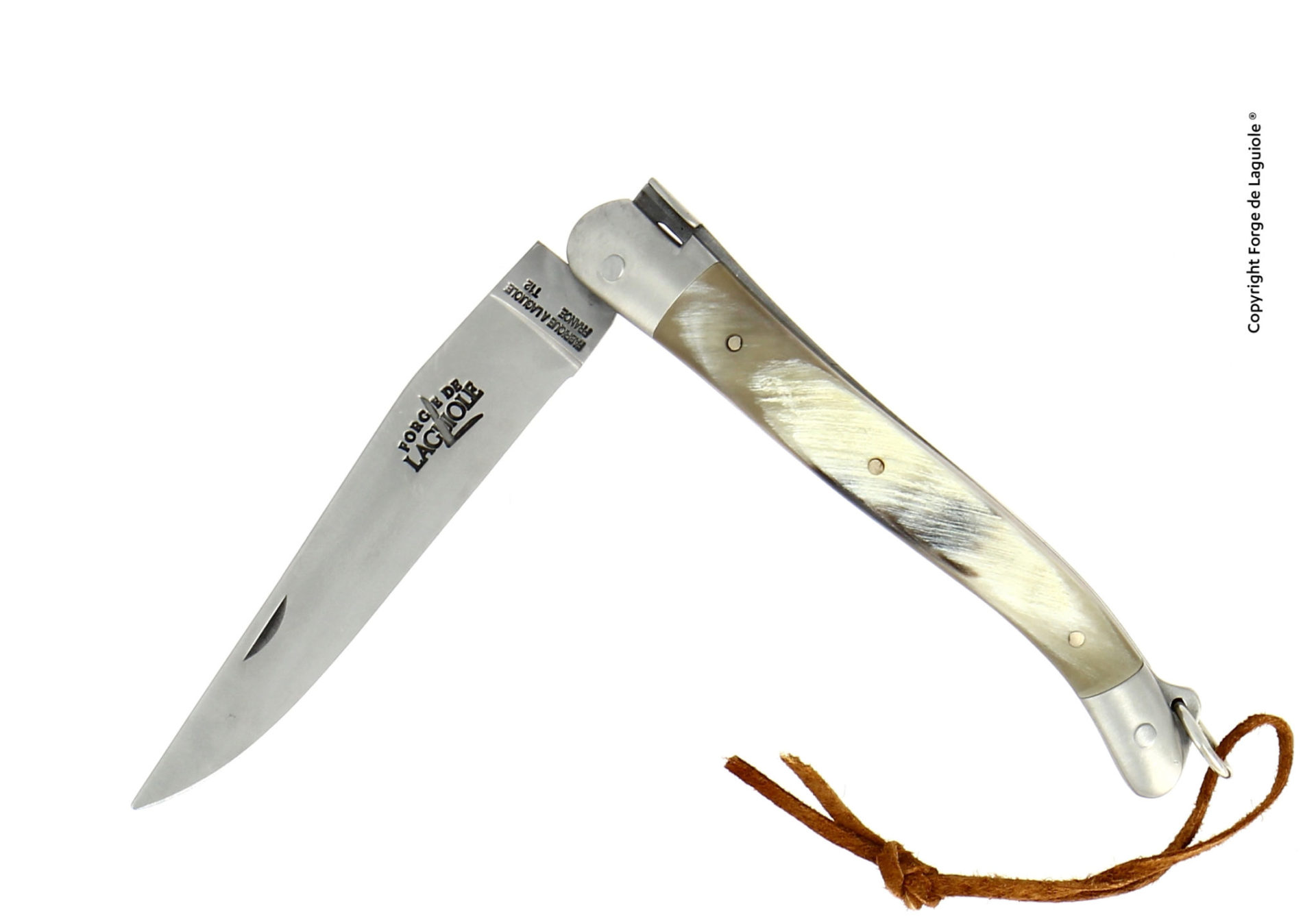 Laguiole Klappmesser mit polierter Edelstahlklinge, Horngriff und Lederband, seitlich geöffnet, auf weißem Hintergrund