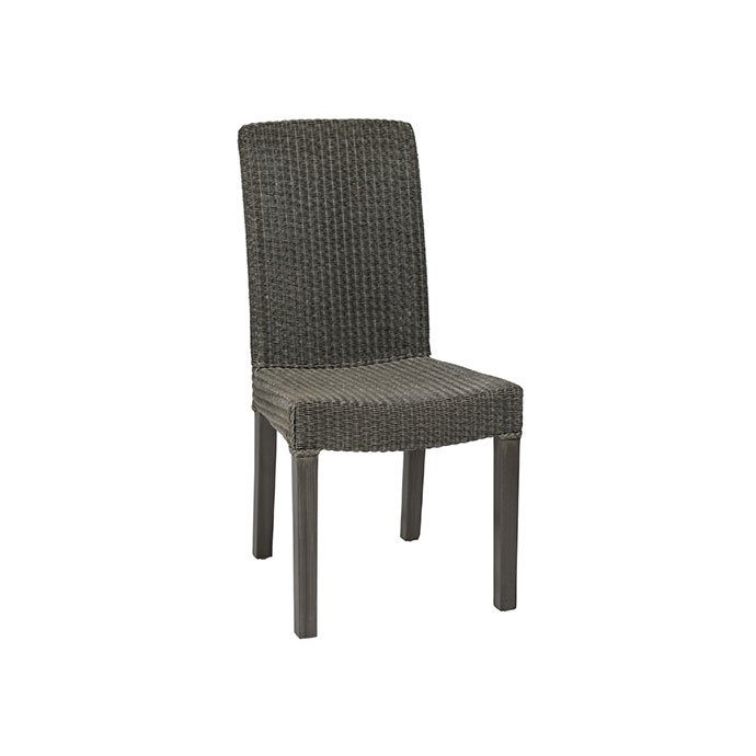 Ein einzelner Stuhl aus grauem Polyrattan mit gerader Rückenlehne und dunklen Stuhlbeinen, ideal für Garten oder Terrasse