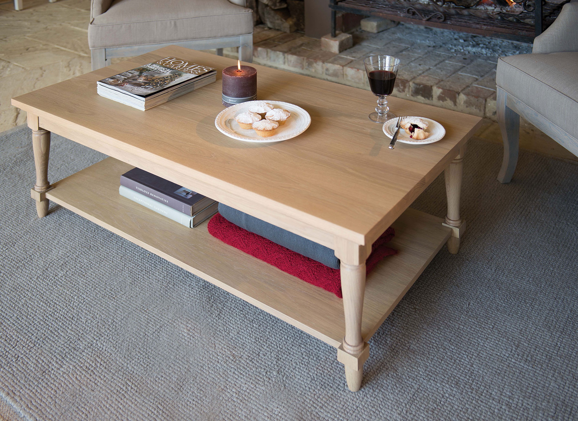 Holz-Couchtisch mit Zeitschriften, Kerze, Gebäck, Weinglas und Ablagefach, perfektes Möbelstück für gemütliche Wohnzimmer