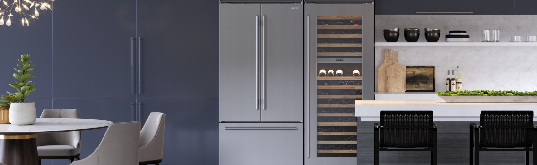 Stilvolle offene Küche mit großem Kühlschrank, Weinkühlschrank, modernem Esstisch und dunklen Küchenschränken