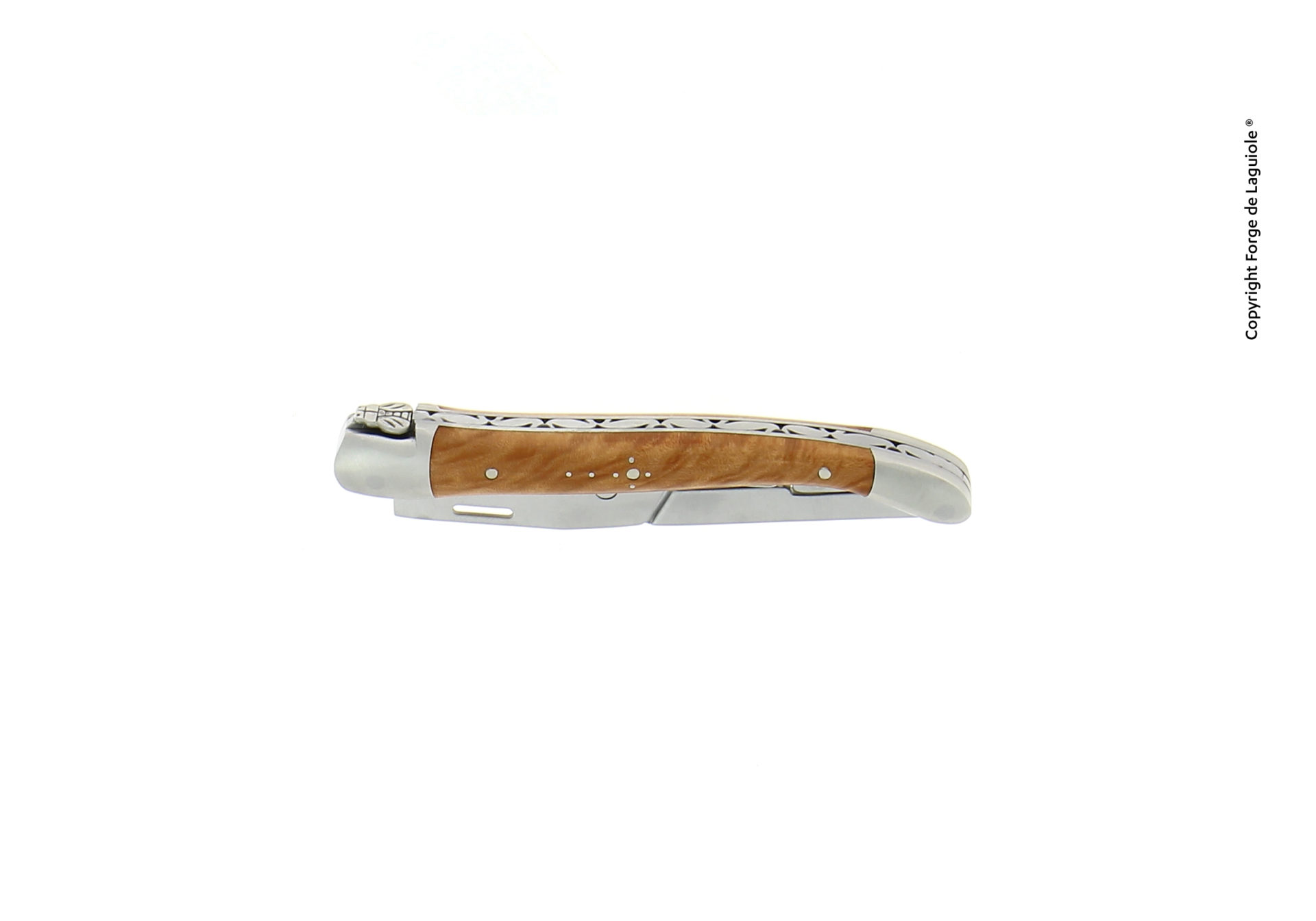 Geschlossenes Laguiole Taschenmesser mit elegantem Holzgriff und verzierten Edelstahl-Enden auf weißem Hintergrund