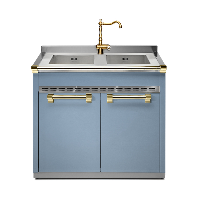Moderne Küchenspüle mit zwei Becken, blauem Unterschrank und goldfarbenen Griffen sowie Armatur