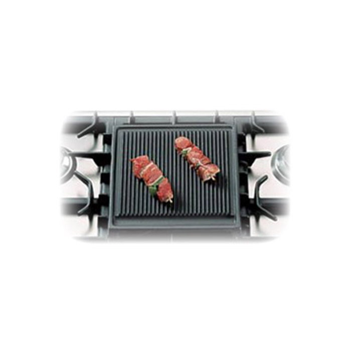 Quadratische Grillplatte auf einem Gasherd mit zwei Fleischspießen