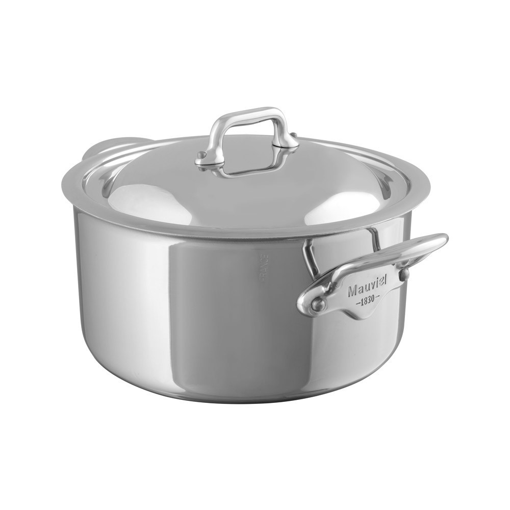 Hochwertiger Kochtopf aus Edelstahl mit Deckel und robusten Griffen der Marke Mauviel, ideal zum Kochen und Schmoren