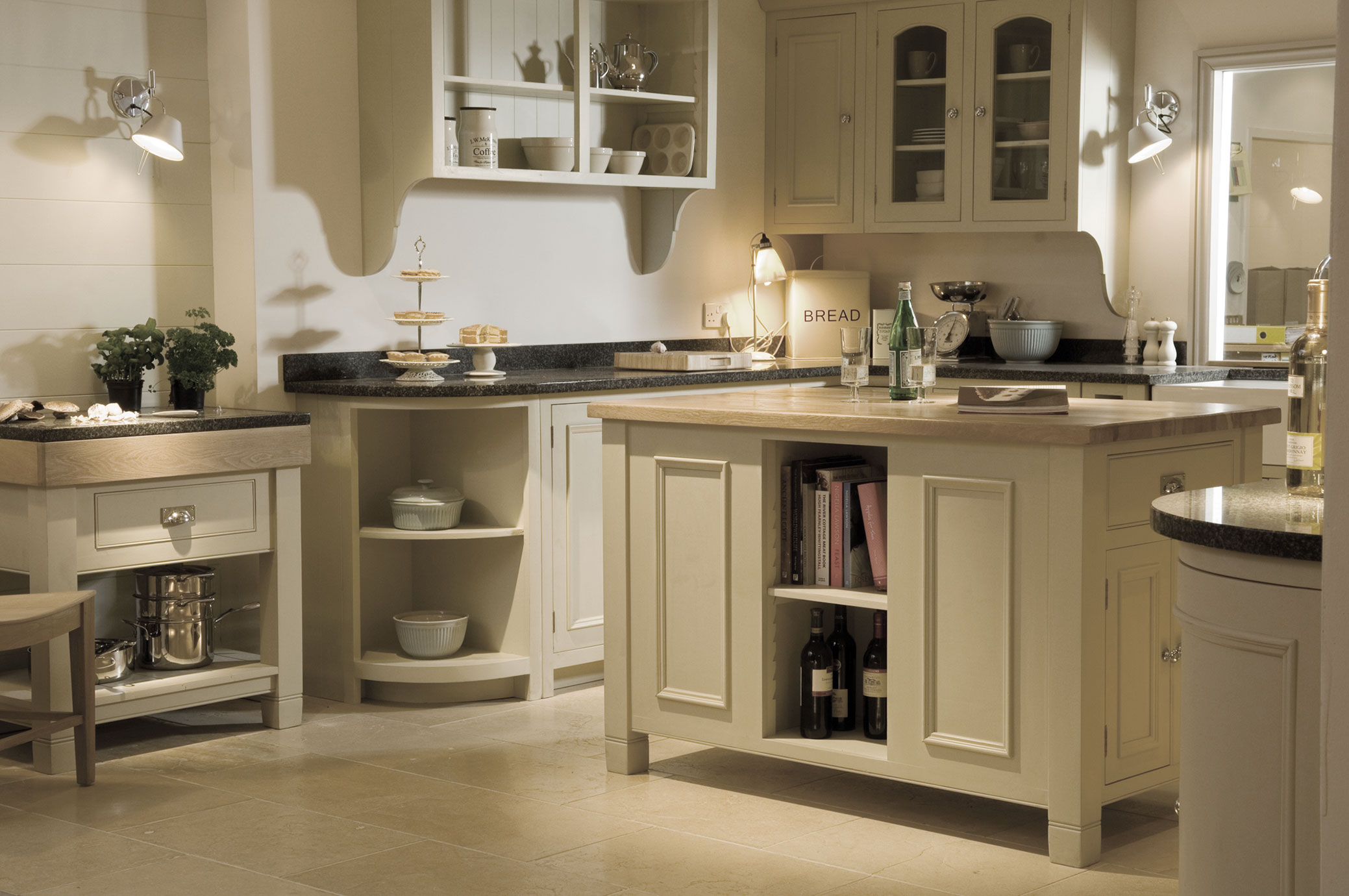Helle Landhausküche mit Kücheninsel, offenen Regalen, Arbeitsbereich, Pflanzen, Geschirr und eleganter Beleuchtung