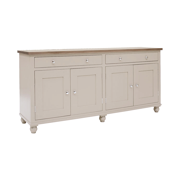 Cremfarbenes Sideboard im Landhausstil mit vier Türen und zwei Schubladen sowie Holzplatte
