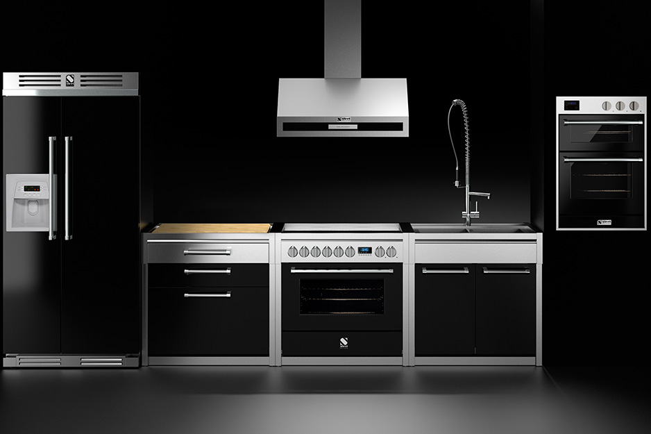 Hochwertige, moderne Küche in Schwarz mit Edelstahlelementen, bestehend aus großem Kühlschrank mit Wasserspender, Herd, Dunstabzugshaube, Spüle und Einbau-Backofen