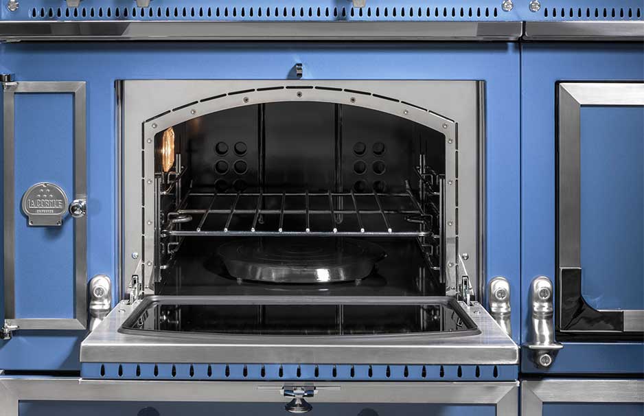 Detailaufnahme eines blauen La Cornue Backofens mit geöffneter Tür und sichtbarem Backraum