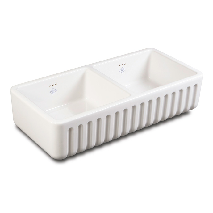 Weiße Doppelspüle aus Keramik mit zwei Becken und dekorativer, geriffelter Front, geeignet für moderne und klassische Küchen