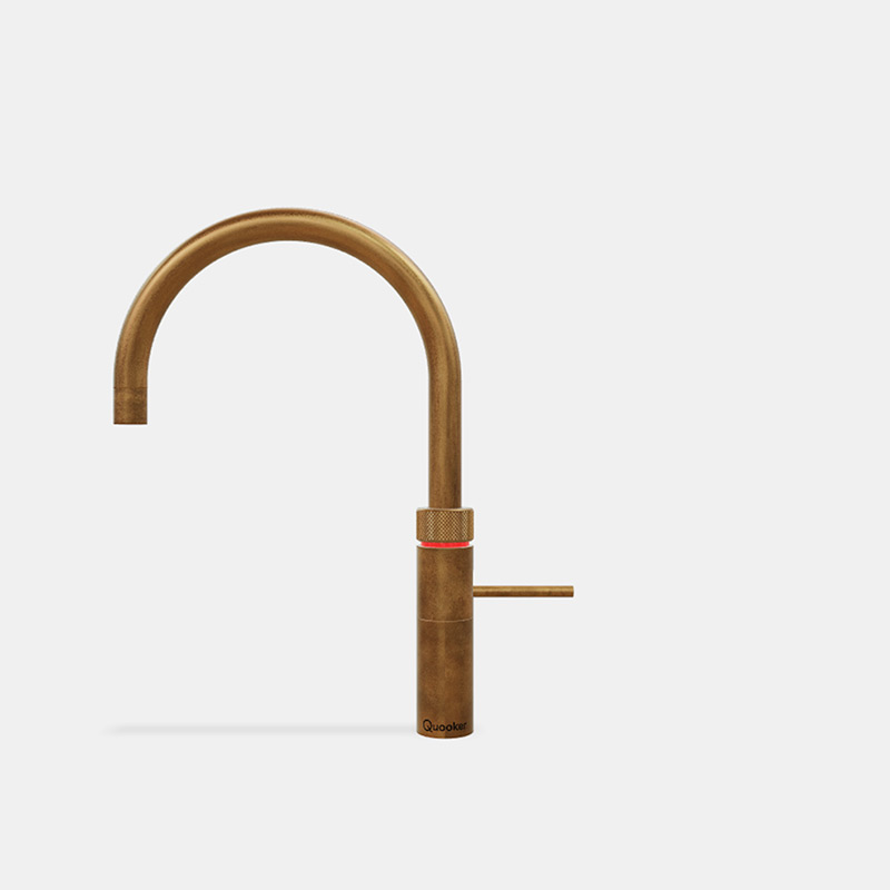 Quooker Wasserhahn aus gebürstetem Messing mit rundem Auslauf und Einhebelbedienung, modernes Design