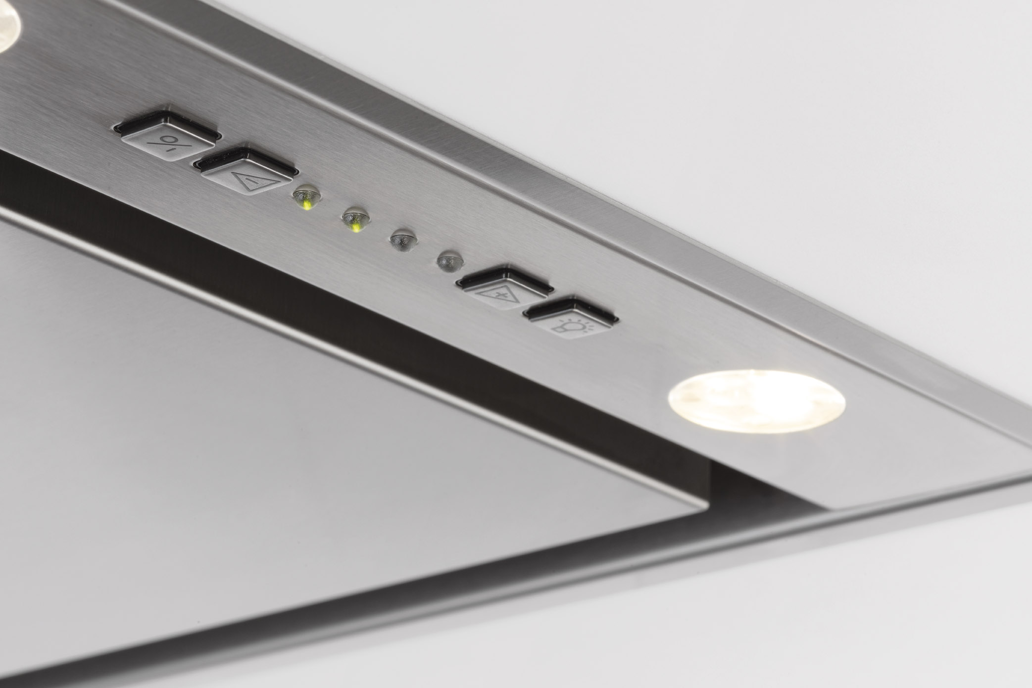 Nahaufnahme des Bedienfelds einer modernen Dunstabzugshaube aus Edelstahl mit beleuchteten Tasten und integrierter LED-Lampe
