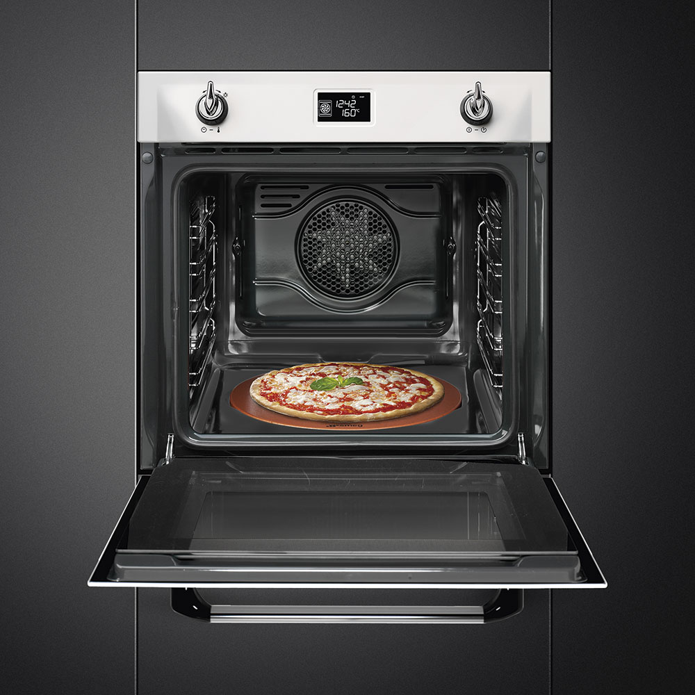 Geöffneter Einbaubackofen mit einer fertigen Pizza auf einem Backblech im Innenraum