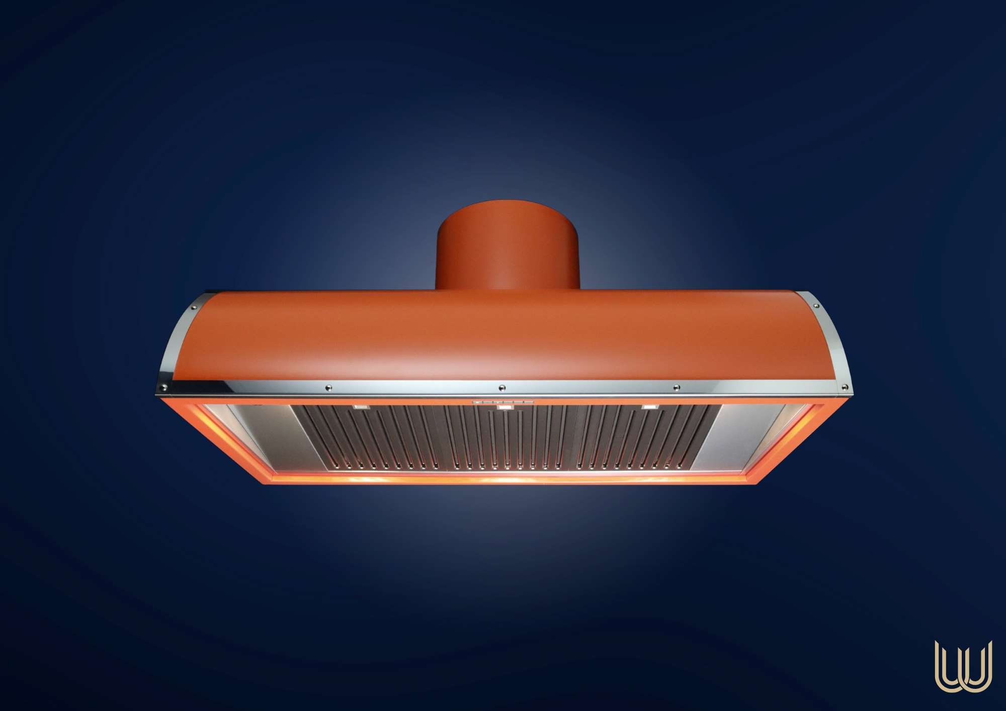 Orangefarbene Dunstabzugshaube mit Edelstahlakzenten, modernem Design und Lamellenfilter vor blauem Hintergrund