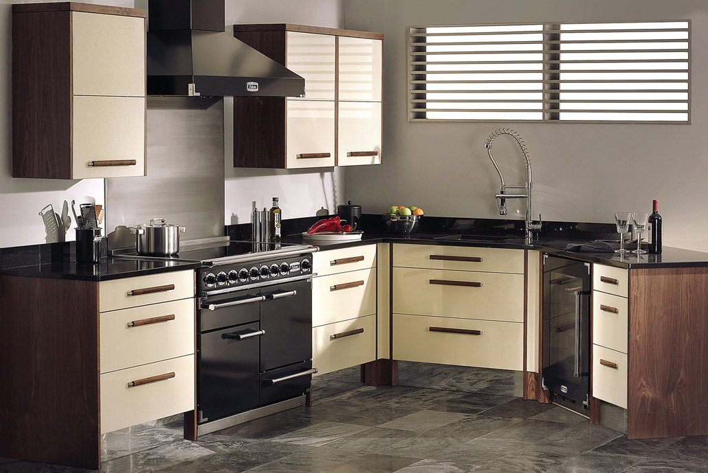 Moderne L-förmige Küche mit cremefarbenen Schränken, dunklem Backofen, großer Dunstabzugshaube, Spüle mit flexiblem Wasserhahn und eleganten Küchengeräten