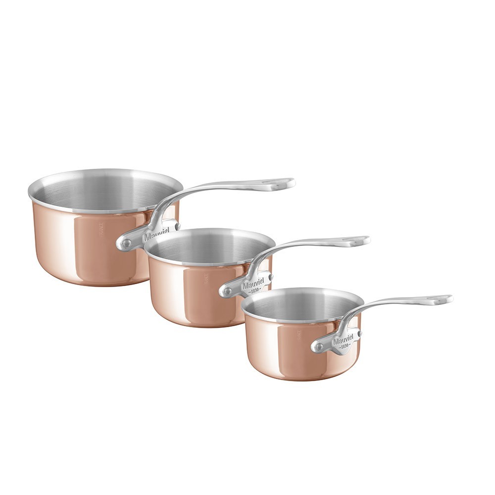 Dreiteiliges Set Kupfer-Stielkasserollen mit silberfarbenen Edelstahlgriffen, ideal für präzises Kochen