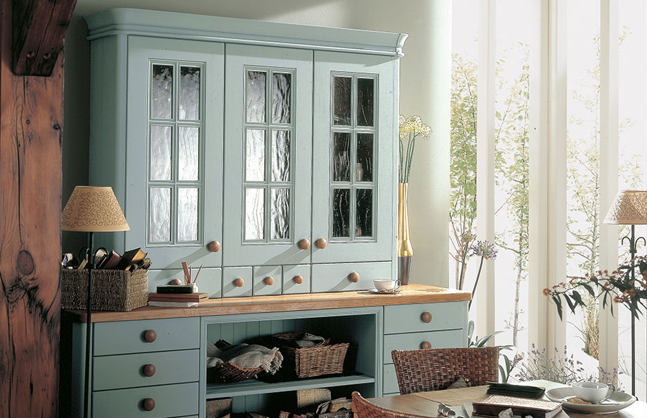 Hellblauer Landhausstil Buffet-Schrank aus Holz mit Glastüren, dekorativer Holzarbeitsplatte und Körben, im gemütlichen Esszimmer mit viel Tageslicht
