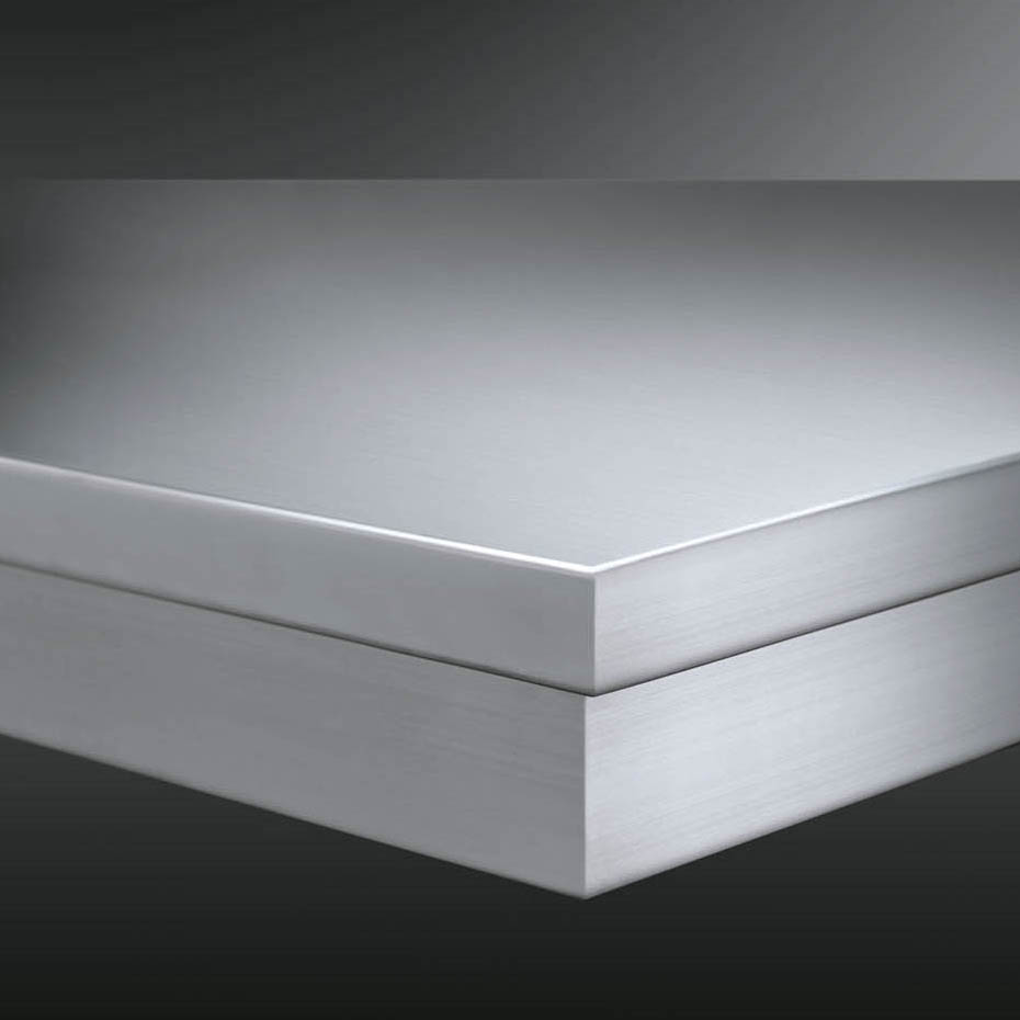 Detailaufnahme von zwei übereinanderliegenden Aluminium Blechen mit glatter, gebürsteter Oberfläche